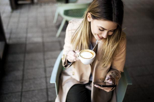 女商人低头看着智能手机图片下载