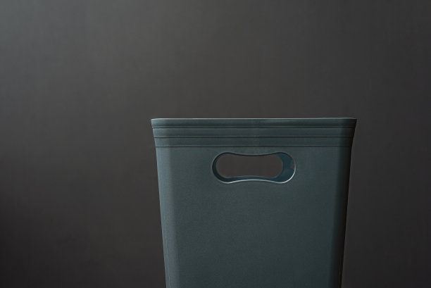 在黑暗的背景上清空垃圾桶的特写图片下载