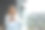 美丽的金发女子站在公寓楼的阳台上用手机图片下载