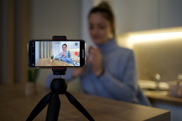 年轻的youtube女孩，结束视频录制图片下载