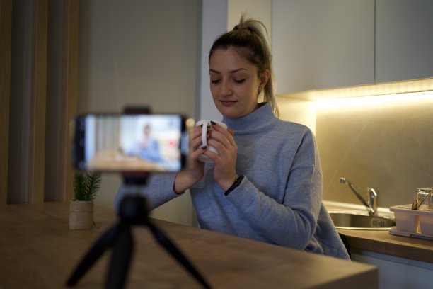 年轻的网红喝咖啡，录视频图片下载