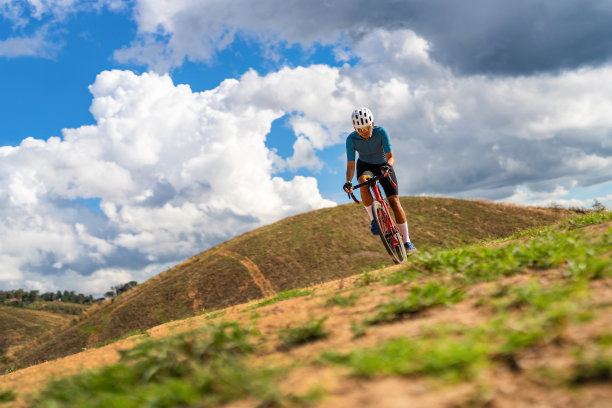 骑自行车的人在碎石路上练习图片下载