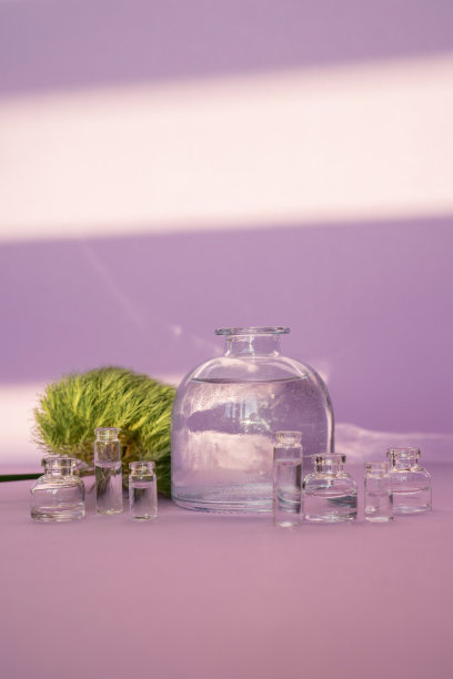 美丽的抽象背景与玻璃容器上的紫色背景。图片下载