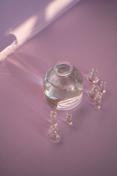 美丽的抽象背景与玻璃容器上的紫色背景。图片下载