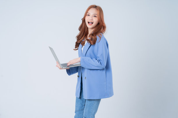 年轻的亚洲女商人在白色背景下使用笔记本电脑图片下载