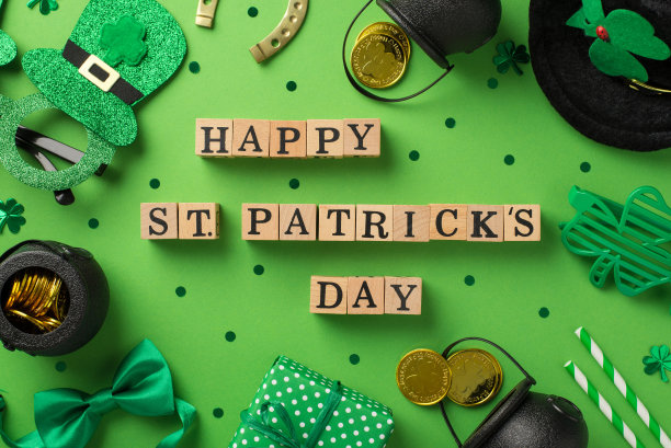 顶部视图照片的木制立方体标签快乐圣帕特里克日派对眼镜妖精帽子稻草绿色蝴蝶结礼盒马蹄铁三叶草罐金币纸屑在隔离的柔和的绿色背景图片下载