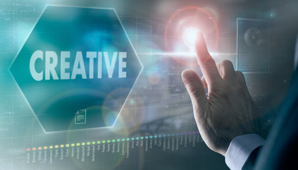 一个商人控制着一个未来的显示器，上面有一个创意概念。图片下载