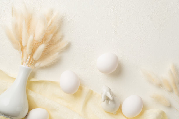 复活节装饰白色花瓶与拉拉格鲁斯花陶瓷兔子复活节蛋和布在孤立的白色背景与copyspace的俯视图照片图片下载