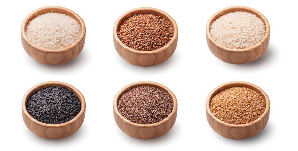 种子和谷物，在白色背景的木碗里图片下载