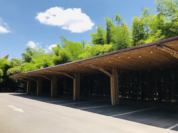 泰国停车场的屋顶是用竹竿做成的。图片下载