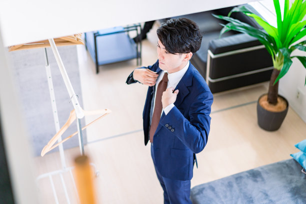 年轻的销售员穿着西装图片下载