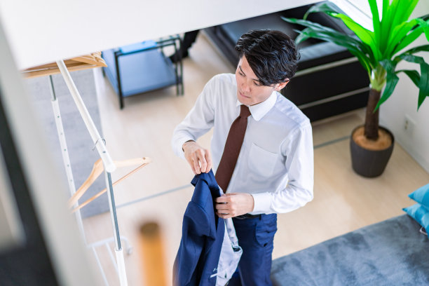 年轻的销售员穿着西装图片下载