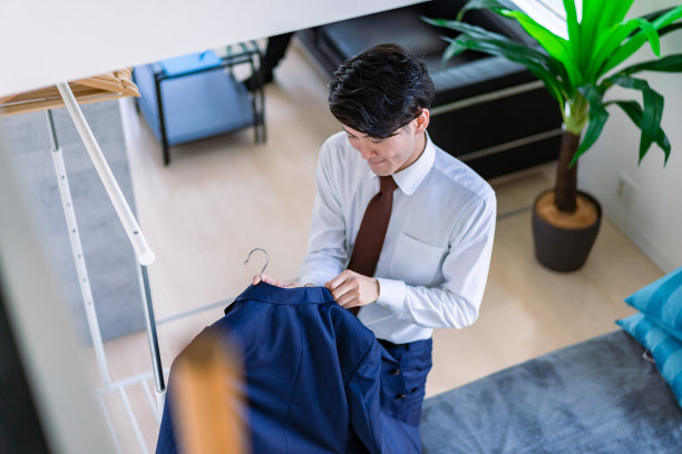 年轻的销售员穿着西装图片下载