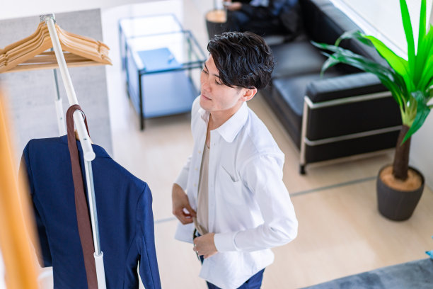 年轻的销售员穿着西装图片下载