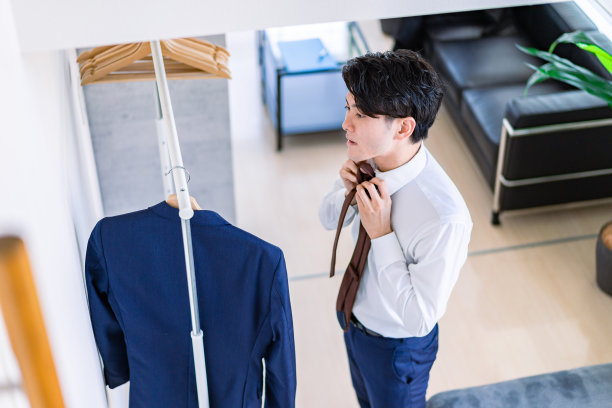 年轻的销售员穿着西装图片下载