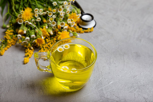 玻璃杯里的洋甘菊茶。热绿茶图片下载