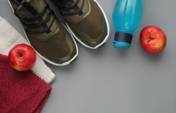 健康生活方式的属性:食物，运动器材。健身的工具。图片下载