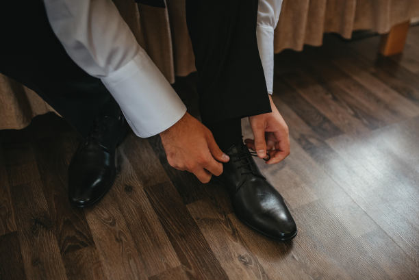 男人穿着鞋子。把鞋带系在鞋子上。男人的风格。的职业。图片下载