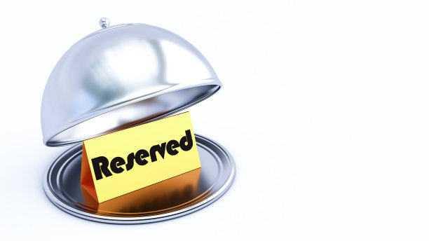 带有黑色和金色字的餐厅钟形装饰物。图片下载