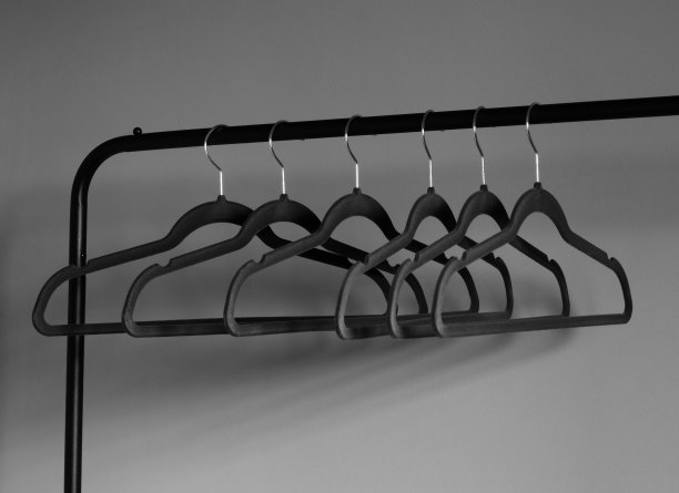 空黑色衣架在灰色的墙壁背景图片下载