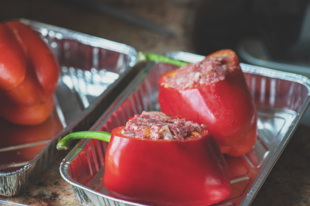 烤制的铝制烤饼里填充肉末的甜椒。图片下载