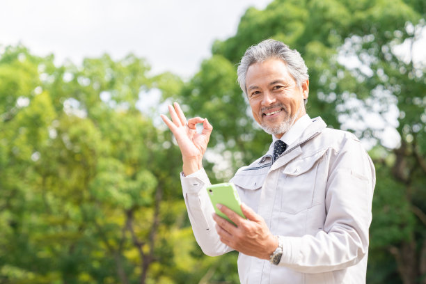 资深亚洲商人，建筑工人，智能手机，图片下载