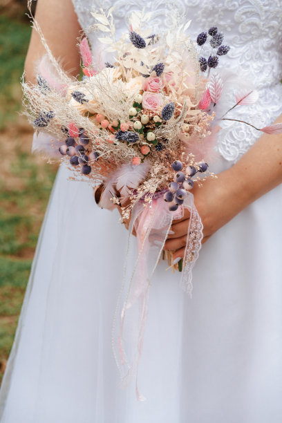新娘手中精致的婚礼花束图片下载