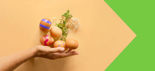 手握复活节彩蛋与绿色植物，复制空间的文本，宣传或信息。复活节问候或销售概念图片下载