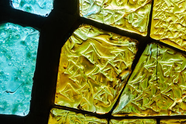 彩色玻璃马赛克特写与阳光通过。抽象的背景图片下载