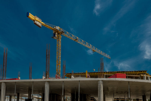 住宅建筑施工中的水平模板和起重机图片下载