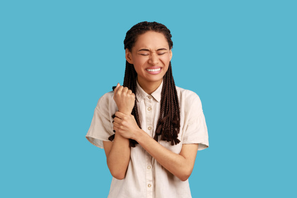 女子触摸受伤的手，手腕出现问题疼痛区，疼痛难忍。图片下载