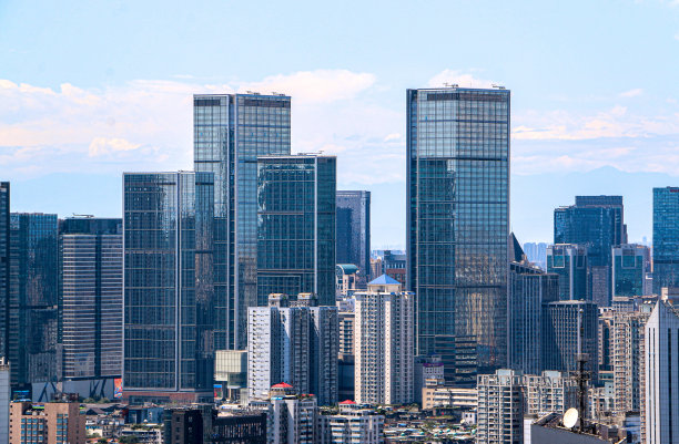 成都的国际金融广场被其他现代化的摩天大楼和住宅楼包围图片下载