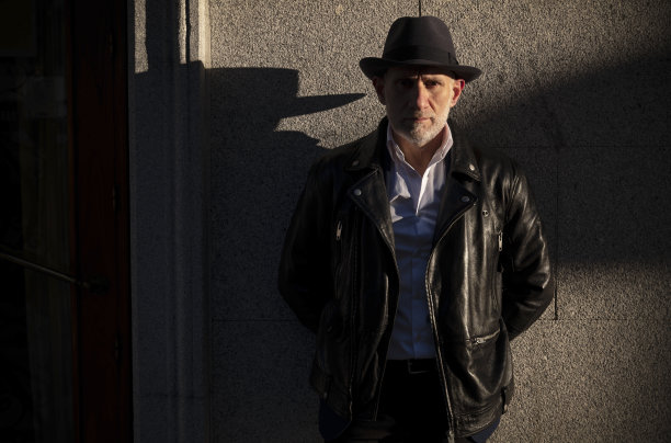 一个戴着帽子，穿着西装的成年男子的肖像。马德里,西班牙图片下载