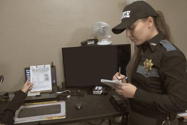 女警察，蓝色制服图片下载