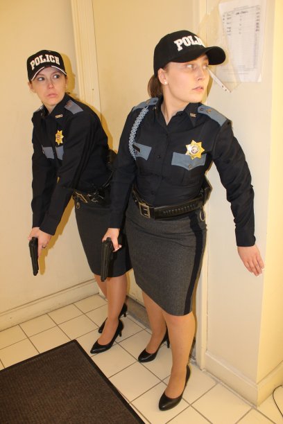 两名女警官，蓝色制服图片下载