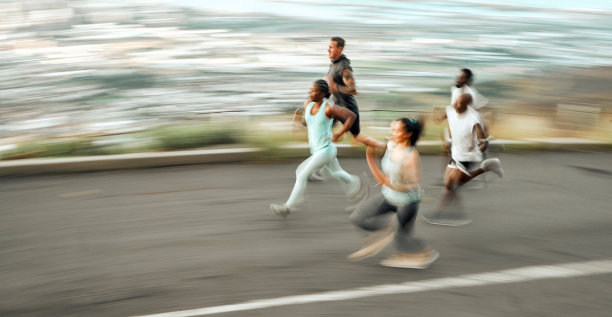 一群朋友一起慢跑的照片图片下载