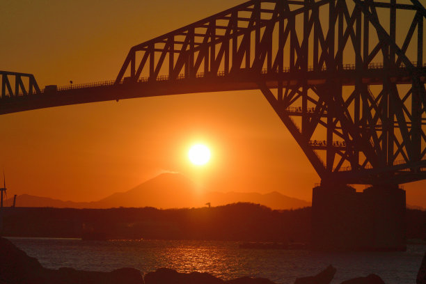 东京若洲海滨公园观富士山日落，远眺东京门大桥图片下载