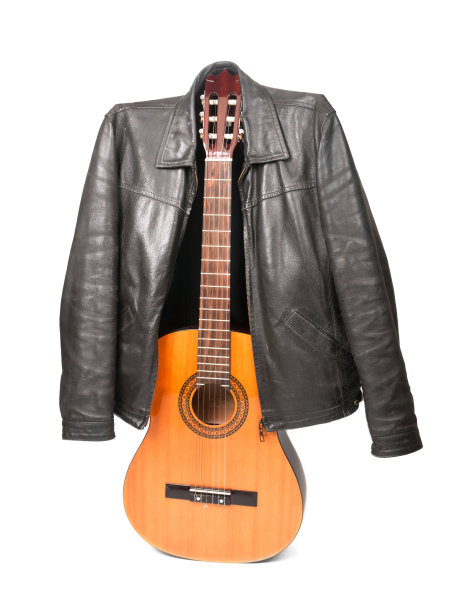 原声吉他和黑色皮夹克孤立在白色背景上图片下载