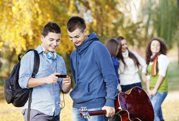 年轻的大学生在户外放松图片下载