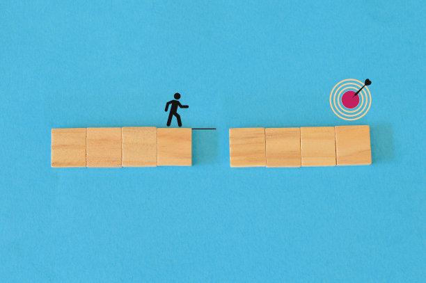 商人走向gap。描述成功、机遇、克服和雄心的概念。图片下载