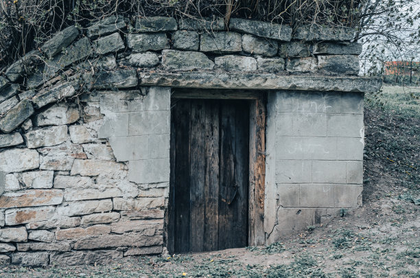 乡村的石头地下室或酒窖，用来储存酒和食物。木门。图片下载