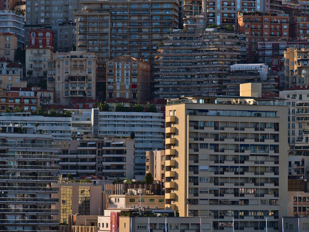 在法国里维埃拉，摩纳哥市密集的住宅开发与豪华高层公寓建筑。图片下载