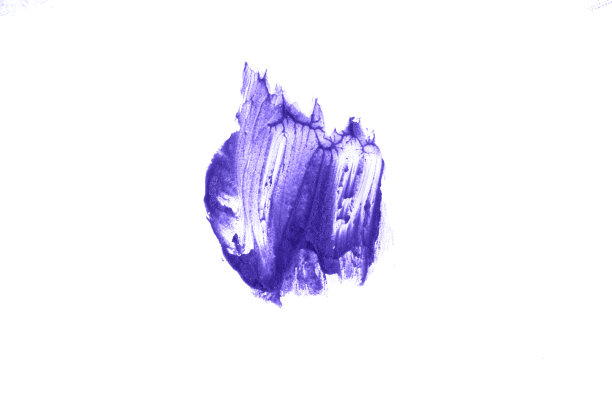 化妆的奶油质感的特写。化妆品的颜色。模糊的唇膏污渍在白色孤立的背景下很突出图片下载