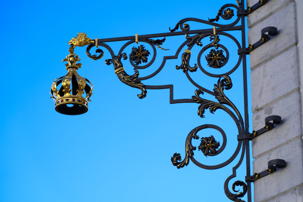 在Solothurn的古老城镇，铁制的标志和美丽的金色皇冠的特写。图片下载