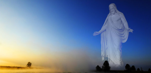 清晨日出，有树木和河流，蓝天和发光的薄雾，耶稣是造物主图片下载