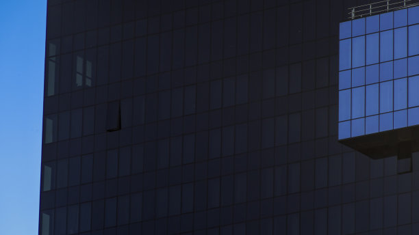 现代黑色玻璃建筑的一部分。空间的文本。未来架构的业务概念。图片下载