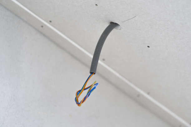 阁楼建筑工地的各种电气装置图片下载