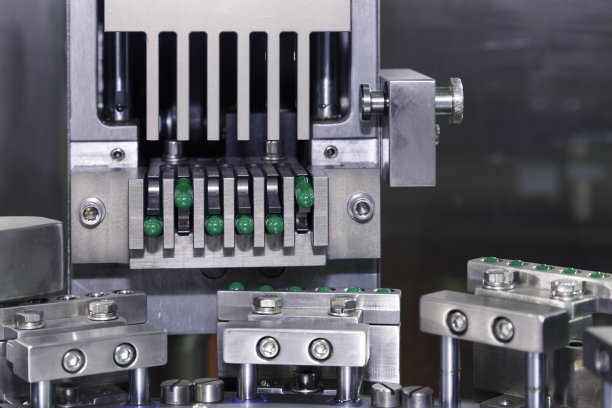 在制药工厂的药品灌装机生产线上的绿色胶囊药品。医疗技术与产业理念。有选择性的重点。图片下载