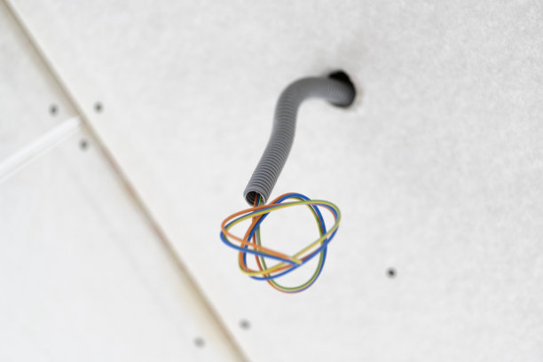 阁楼建筑工地的各种电气装置图片下载