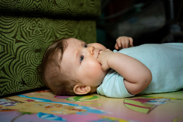 可爱的宝宝吮吸拳头图片下载